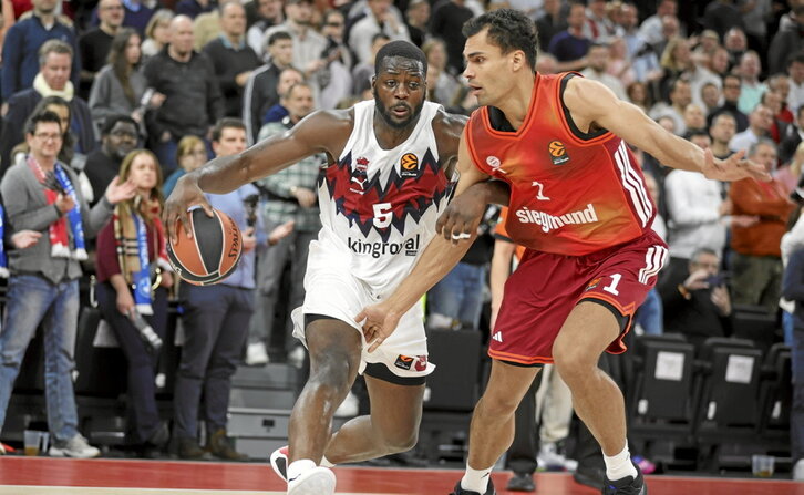 Omoruyi intenta progresar ante la defensa del Bayern Múnich.