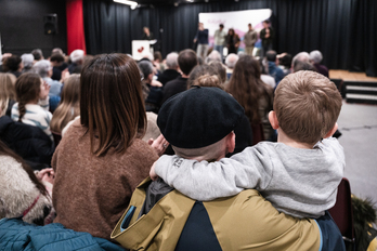 Hiriburun jokatu zen eguberri aitzineko azken saioan adina guzietako bertsozaleak elkartu ziren.