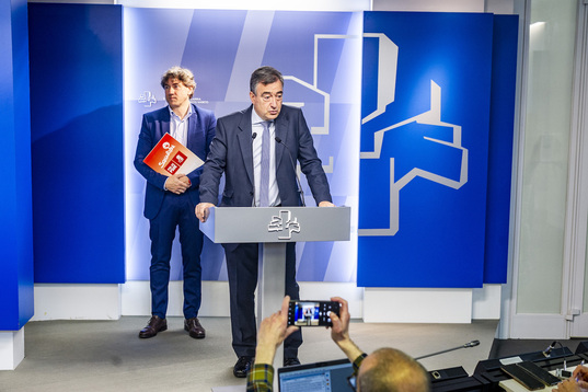 Los máximos líderes de PNV y PSE presentaron personalmente la proposición de ley.