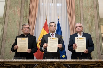 El presidente de la CEE, Luis Argüello, el ministro Félix Bolaños, y el presidente de la Confer, Jesús Díaz Sariego, muestran el acuerdo.