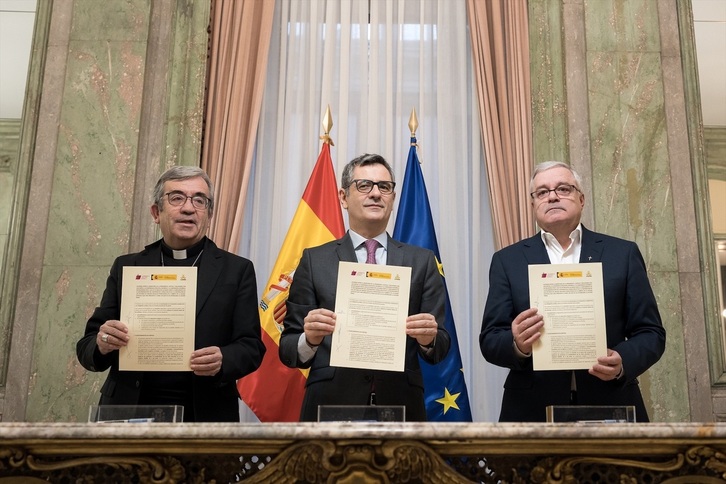 El presidente de la CEE, Luis Argüello, el ministro Félix Bolaños, y el presidente de la Confer, Jesús Díaz Sariego, muestran el acuerdo.