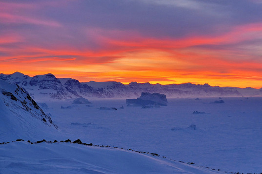 Puesta de sol sobre el estrecho de Scoresby desde las alturas del cabo Brewster, en Groenlandia.