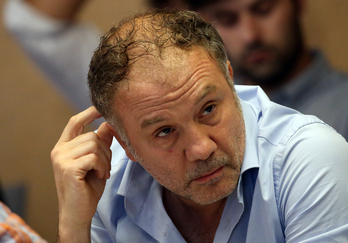 Henri Etchetok gurun baten bidez eman zien bere erabakiaren berri PSko jarraitzaileei. (Artxiboa)