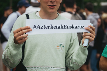 Aurkako argibiderik ezean, ikasleak matematikako froga aurreratua euskaraz prestatzen hasi direla jakitera eman du Seaskak.