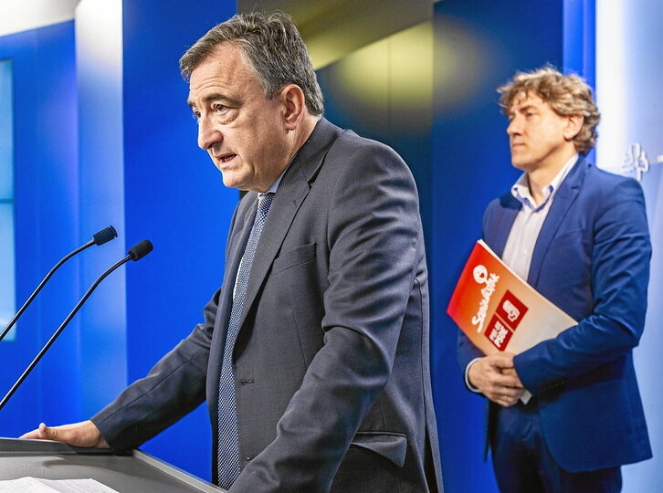Esteban y Andueza, máximos líderes de PNV y PSE, presentaron la propuesta.
