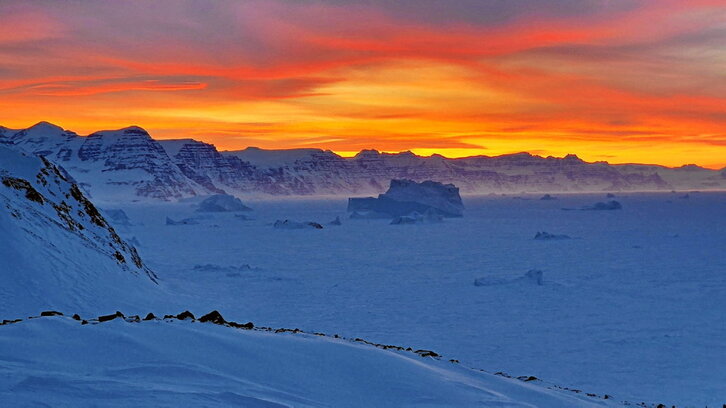 Puesta de sol sobre el estrecho de Scoresby desde las alturas del cabo Brewster, en Groenlandia.