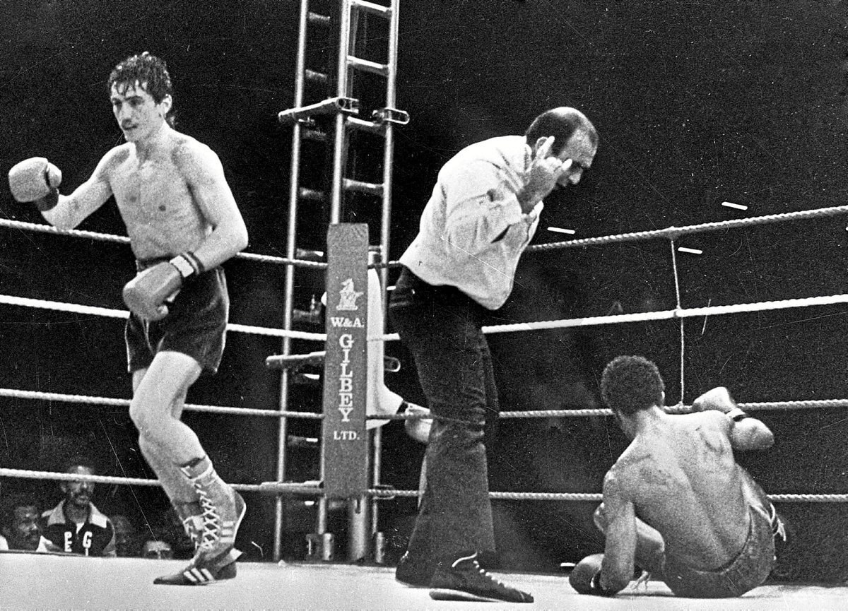 Barry McGuigan munduko txapeldun bilakatu zen, 1985ean Eusebio Pedroza lurrera bota ostean. (INDEPENDENT NEWS AND MEDIA / GETTY IMAGES)