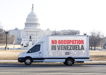 Frente al Capitolio, un camión exhibe un mensaje de oposición a las acciones de Trump en Venezuela.