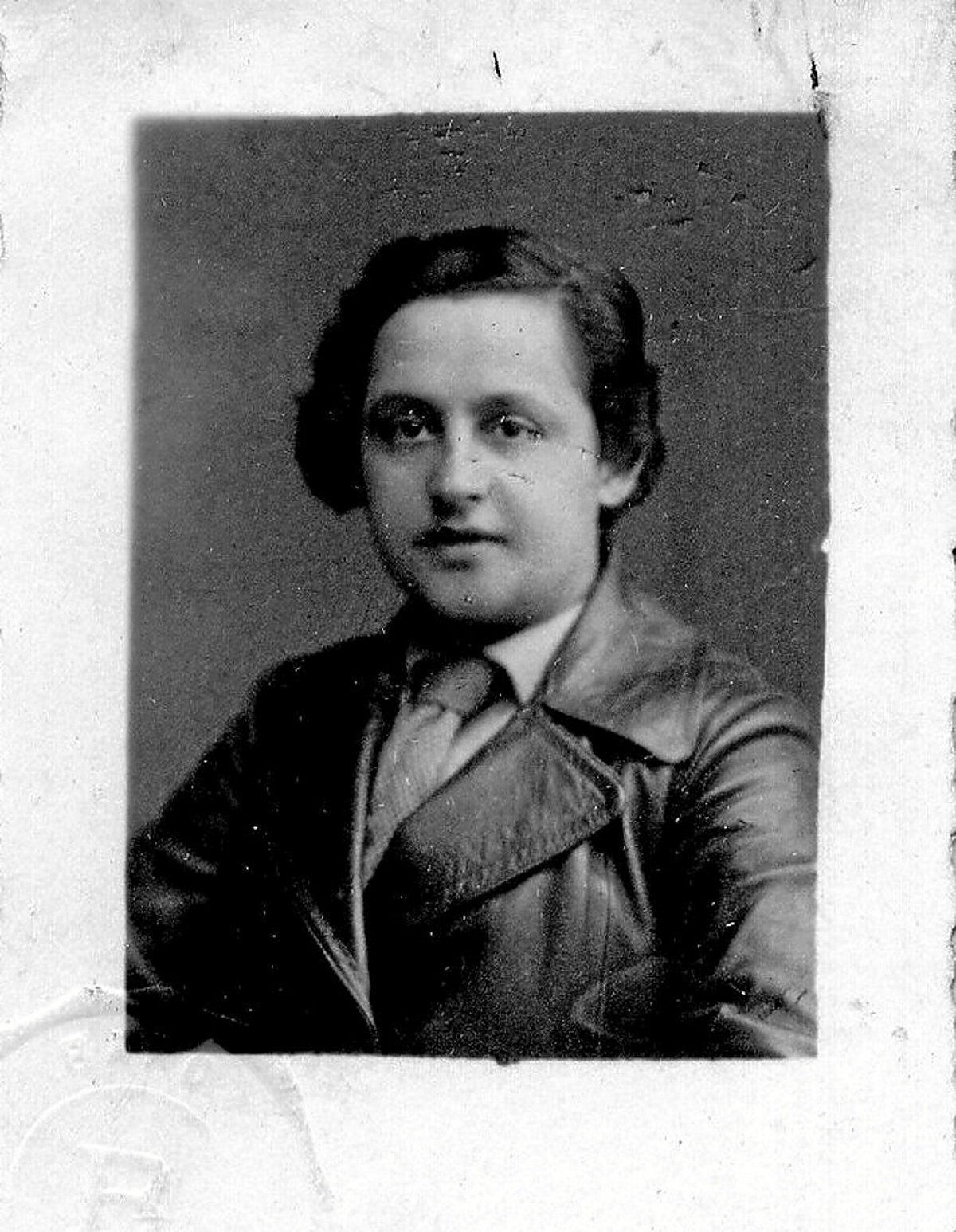 Estera Zilberberd «Estoucha». 1936an Medikuntza ikasten ari zen Belgikan eta boluntario etorri zen Euskal Herrira faxismoari aurre egitera. (GAUR8)