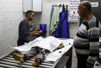 El cuerpo de la niña de 11 años Nidal Samir Hoso, en el hospital Al-Shifa.