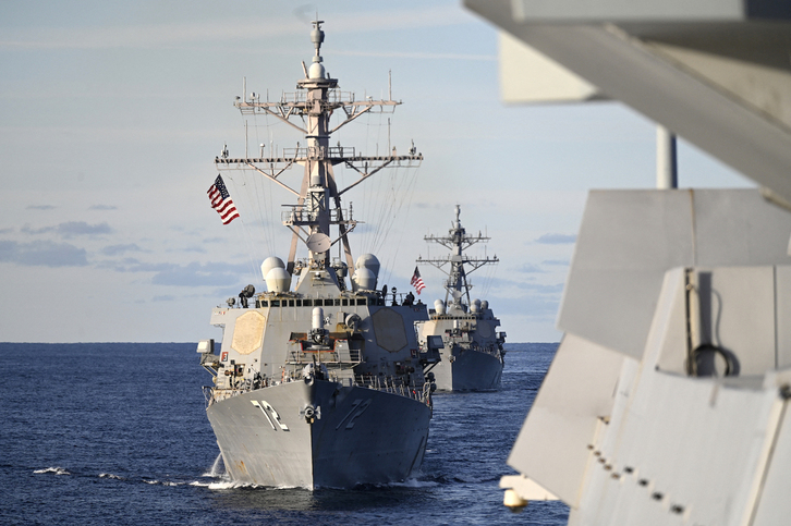 Buques de la Armada estadounidense navegan en formación.