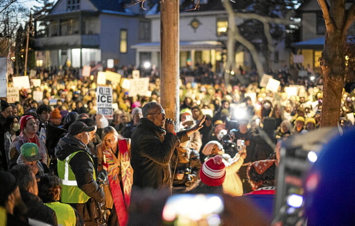 Vecinos se reunieron en vigilia y protesta cerca del lugar donde el agente del ICE mató a Renee Good el miércoles.