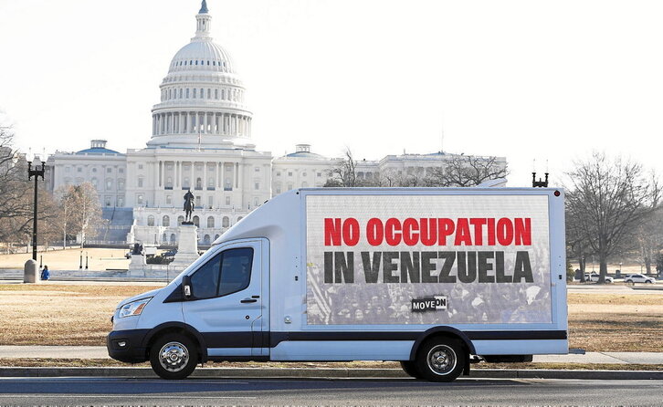 Frente al Capitolio, un camión exhibe un mensaje de oposición a las acciones de Trump en Venezuela.