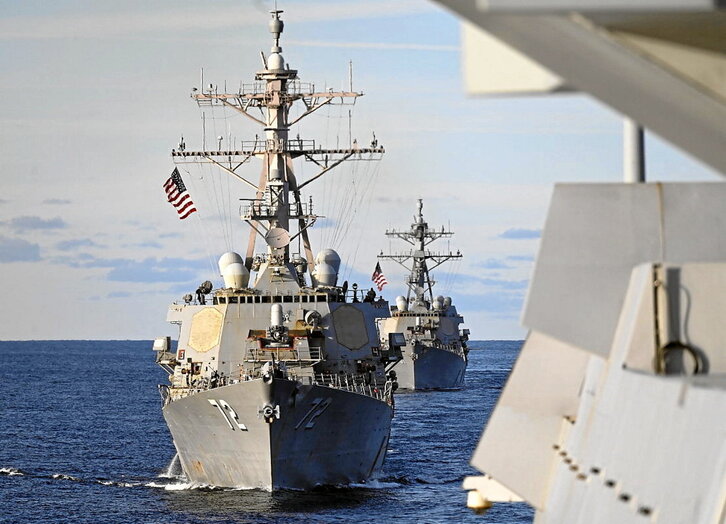 Buques de la Armada estadounidense navegan en formación.