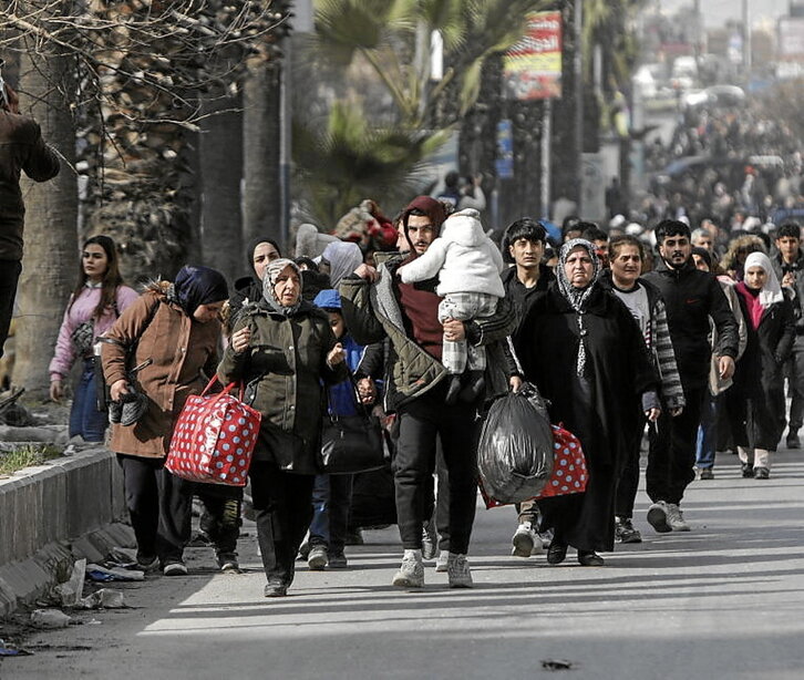 Residentes kurdos de Asrafiyeh huyen del barrio.