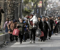 Residentes kurdos de Asrafiyeh huyen del barrio.
