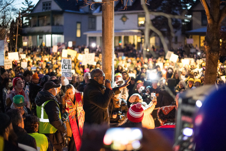 Vecinos se reunieron en vigilia y protesta cerca del lugar donde el agente del ICE mató a Renee Good el miércoles.