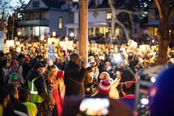 Vecinos se reunieron en vigilia y protesta cerca del lugar donde el agente del ICE mató a Renee Good el miércoles.