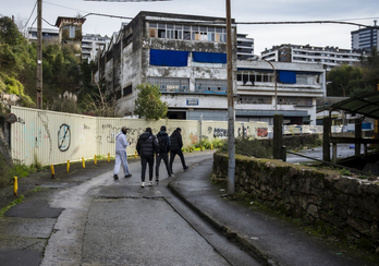 Varias personas acceden a los pabellones que serán derribados.