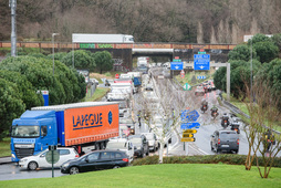 Tráfico denso en Baiona debido al bloqueo de la autopista.