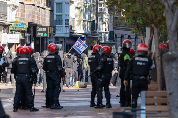 Agentes de la Ertzaintza y antifascistas en Gasteiz.