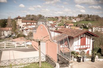 Espelette compte un peu plus de 2 000 habitants.