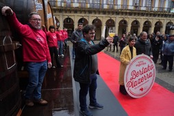 Euripean eta haize boladei aurre eginez burutu dute aurkezpena, Donostian.