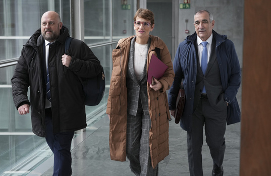 José Luis Arasti, María Chivite y Óscar Chivite, poco antes de su comparecencia en comisión parlamentaria.