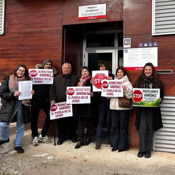 Momento de entrega de las firmas contra la planta de biogás.