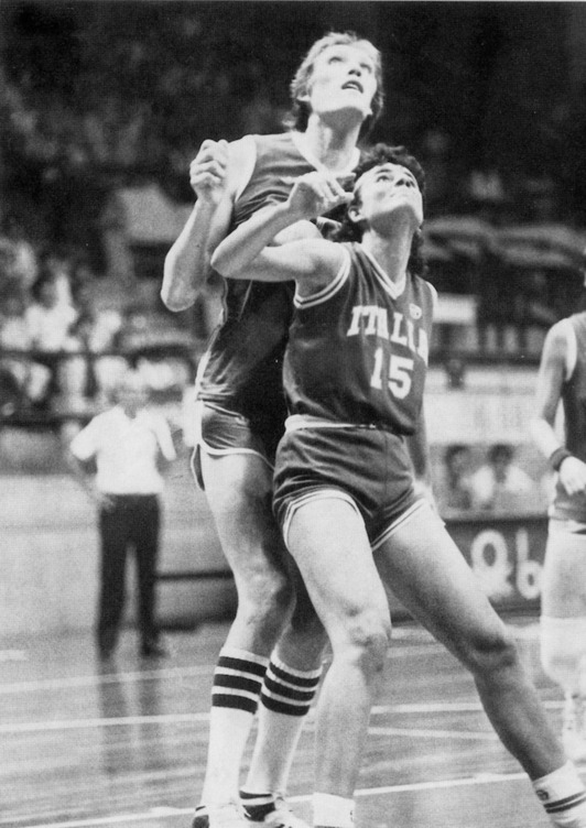 Semenova imponiendo sus 2,13 metros con la selección soviética.