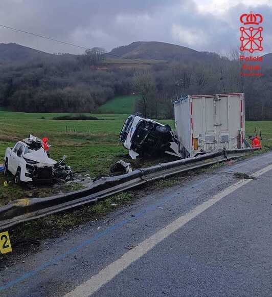 Estado en que han quedado los vehículos siniestrados tras la colisión.