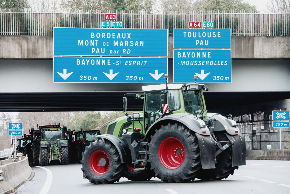 Autobide inguruko errepideetan auto ilarak eragin ditu blokeatzeak.