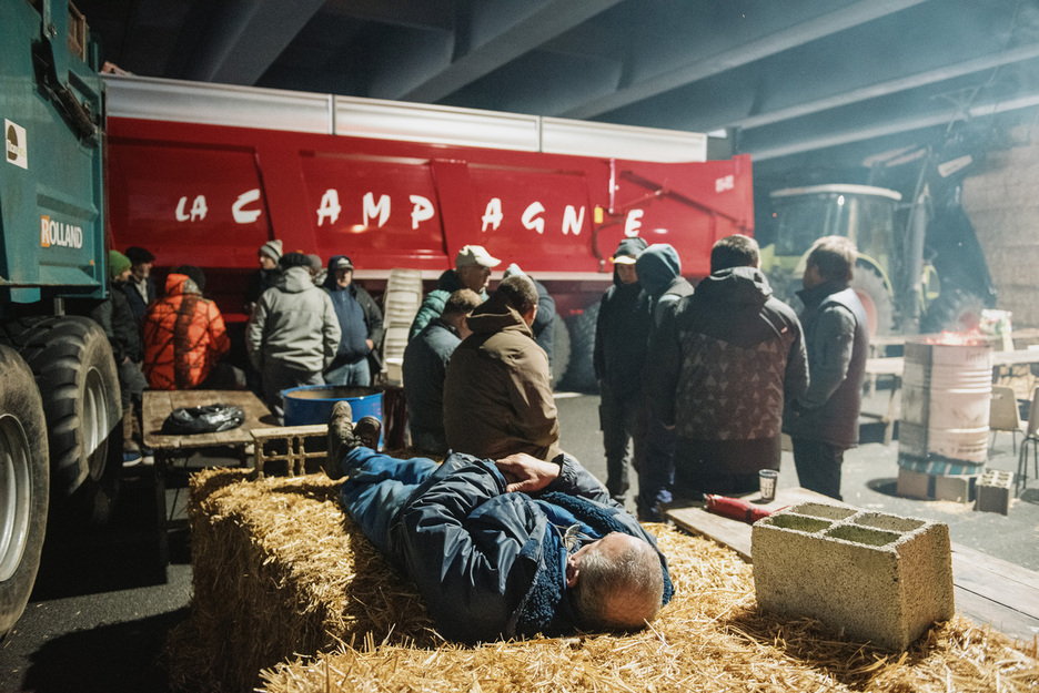 EBk Mercosur tratatua berretsi duen egunean Ipar Euskal Herriko bide nagusia blokeatu dute laborariek.