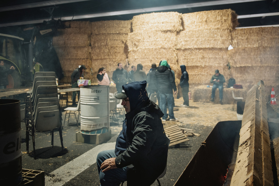 A63 trabatzeko operazioan 80 bat laborari batu dira. Aroa zinez txarra bada ere, blokeoa nahi dute atxiki.