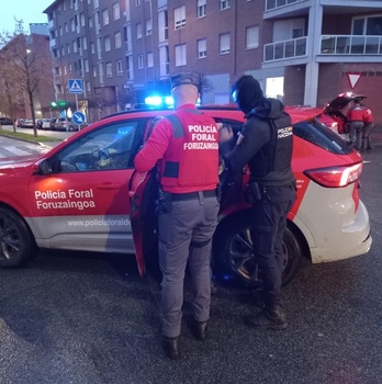 La Policía se lleva detenido al agresor.