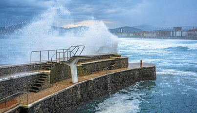 Efectos de la borrasca Goretti en Zarautz, donde pudieron verse olas de gran tamaño.