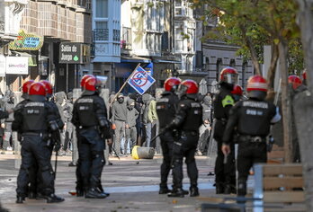 Ertzaintzas y antifascistas, el pasado 12 de octubre en el centro de Gasteiz.