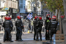 Ertzaintzas y antifascistas, el pasado 12 de octubre en el centro de Gasteiz.