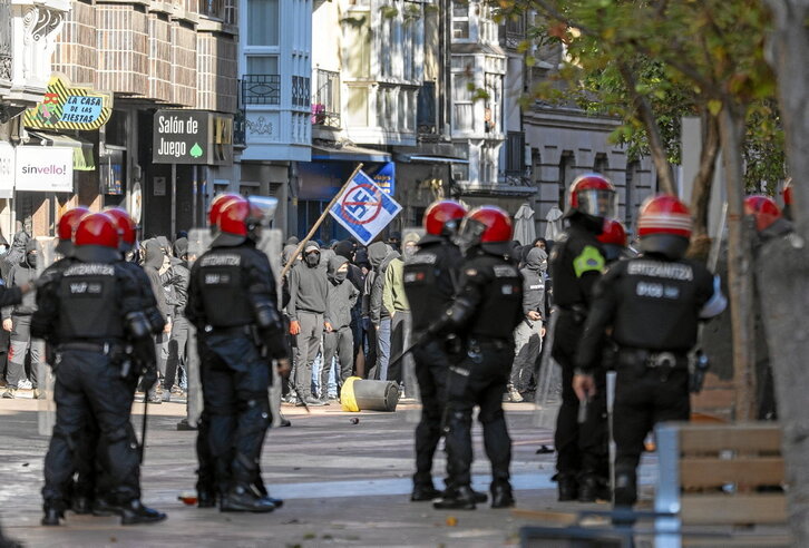 Ertzaintzas y antifascistas, el pasado 12 de octubre en el centro de Gasteiz.
