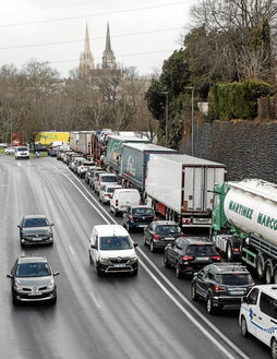 Tráfico pesado retenido en la A63.