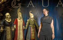 Nerea Torrijos, en la inauguración la tarde de ayer de la exposición que le dedica Jantziaren Zentroa.