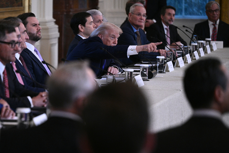 Josu Jon Imaz, consejero delegado de Repsol, al fondo de la mesa que preside Donald Trump.
