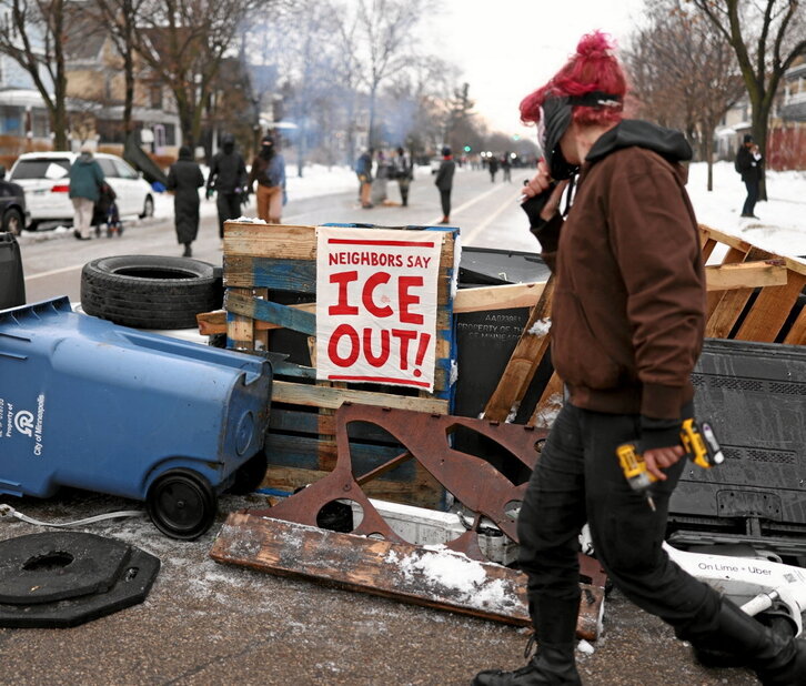 Manifestantes se reúnen en la calle  donde un agente federal mató a Renee Good.