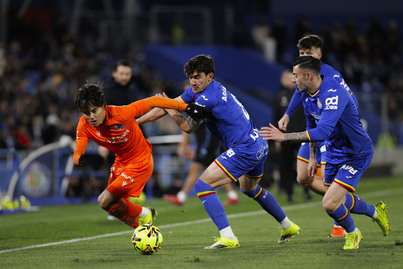 Take Kubo trata de marcharse de dos jugadores del Getafe.