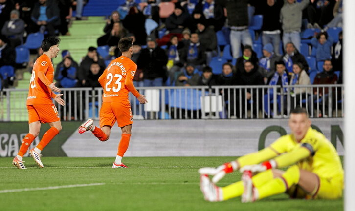 Brais Méndez se dirige al público en las gradas de Getafe para celebrar el 0-1 en el primer tiempo.