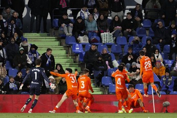 Los realistas celebramn como locos el gol de Aramburu que daba la victoria en el 96. 