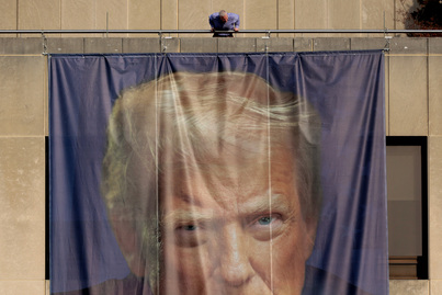 Lona gigante con la imagen de Donald Trump en un edificio gubernamental de Washington.