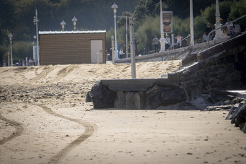 El muro de Ondarreta separa el arenal del paseo de Irutxulo y los jardines.