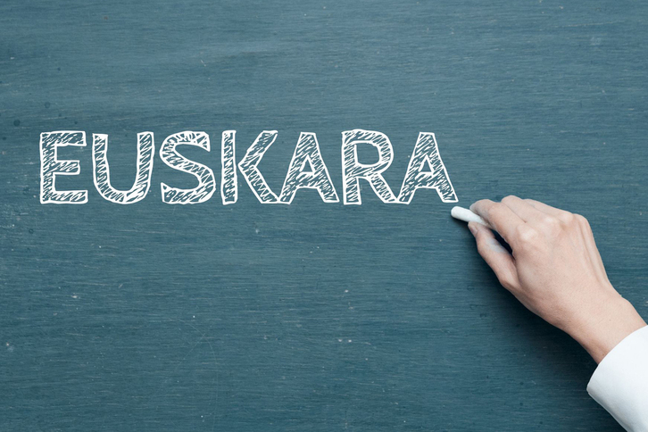 Euskara escrito con tiza en una pizarra