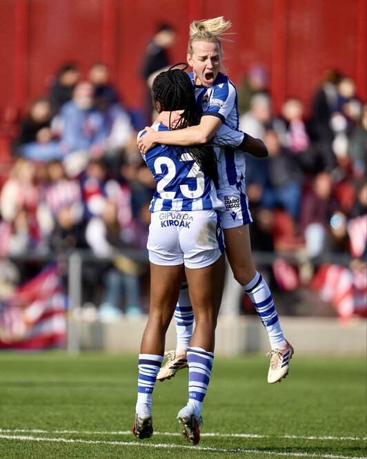 Edna y Cahynová celebran uno de los goles de la delantera.